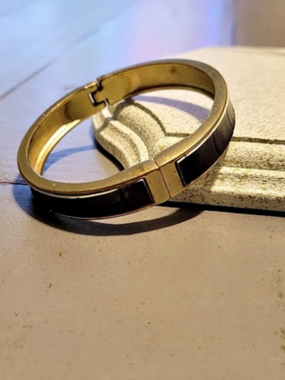 Two-Tone Hinged Bangel in Gold & Black